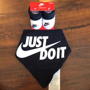 Nike 2 piece set - bib and socks